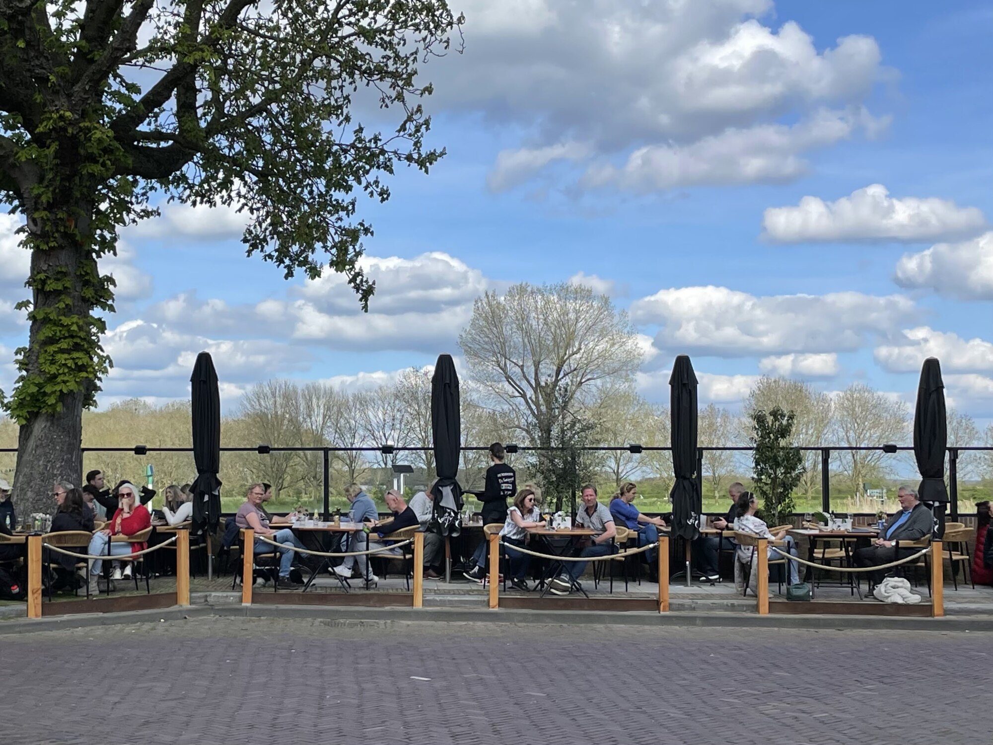 Het terras van Colori aan de Maas
