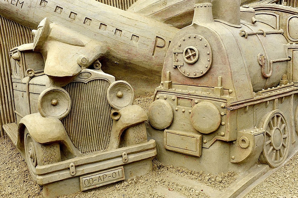 Voertuigen zandsculptuur Garderen