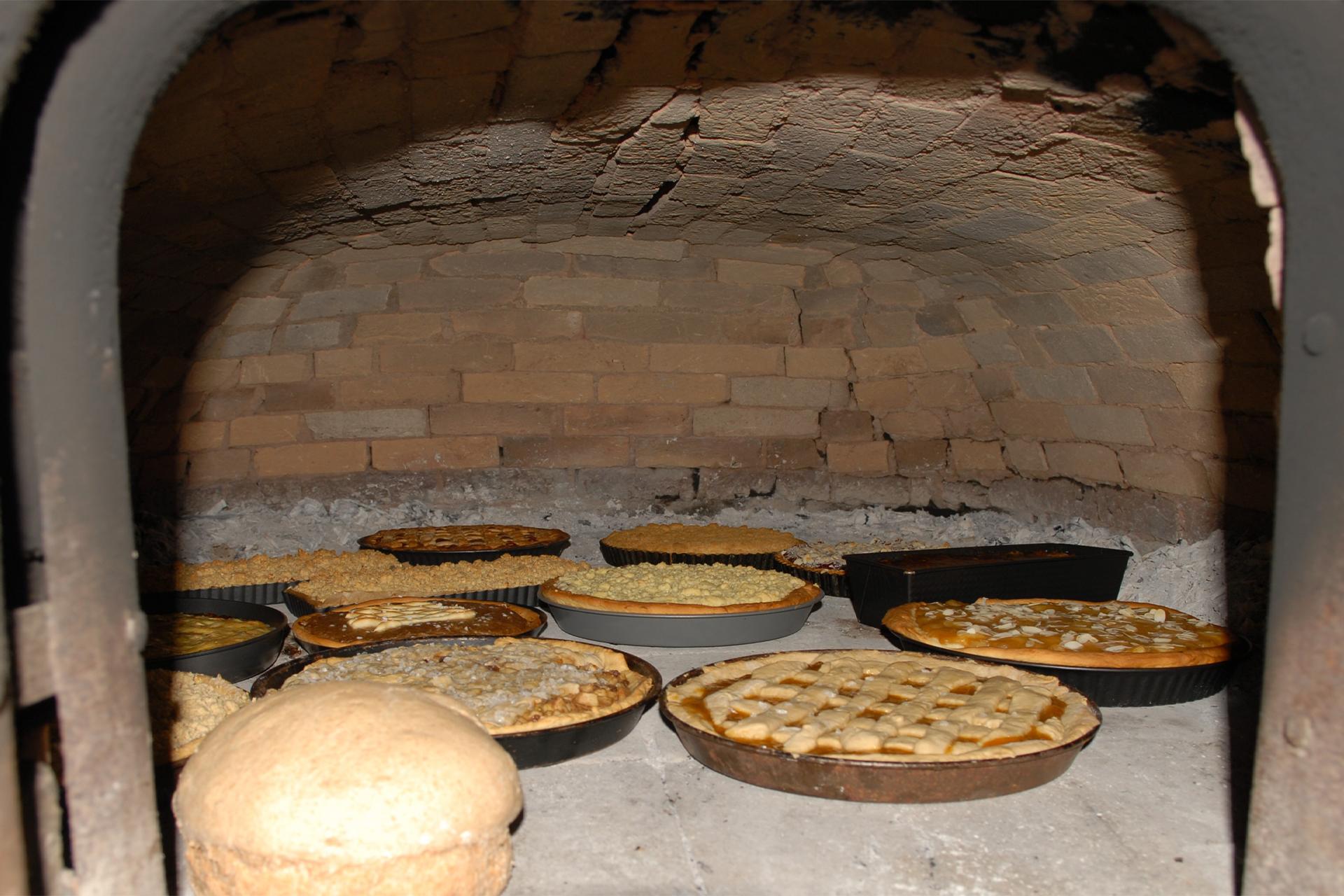 Zelfgemaakte vlaaien in de steenoven