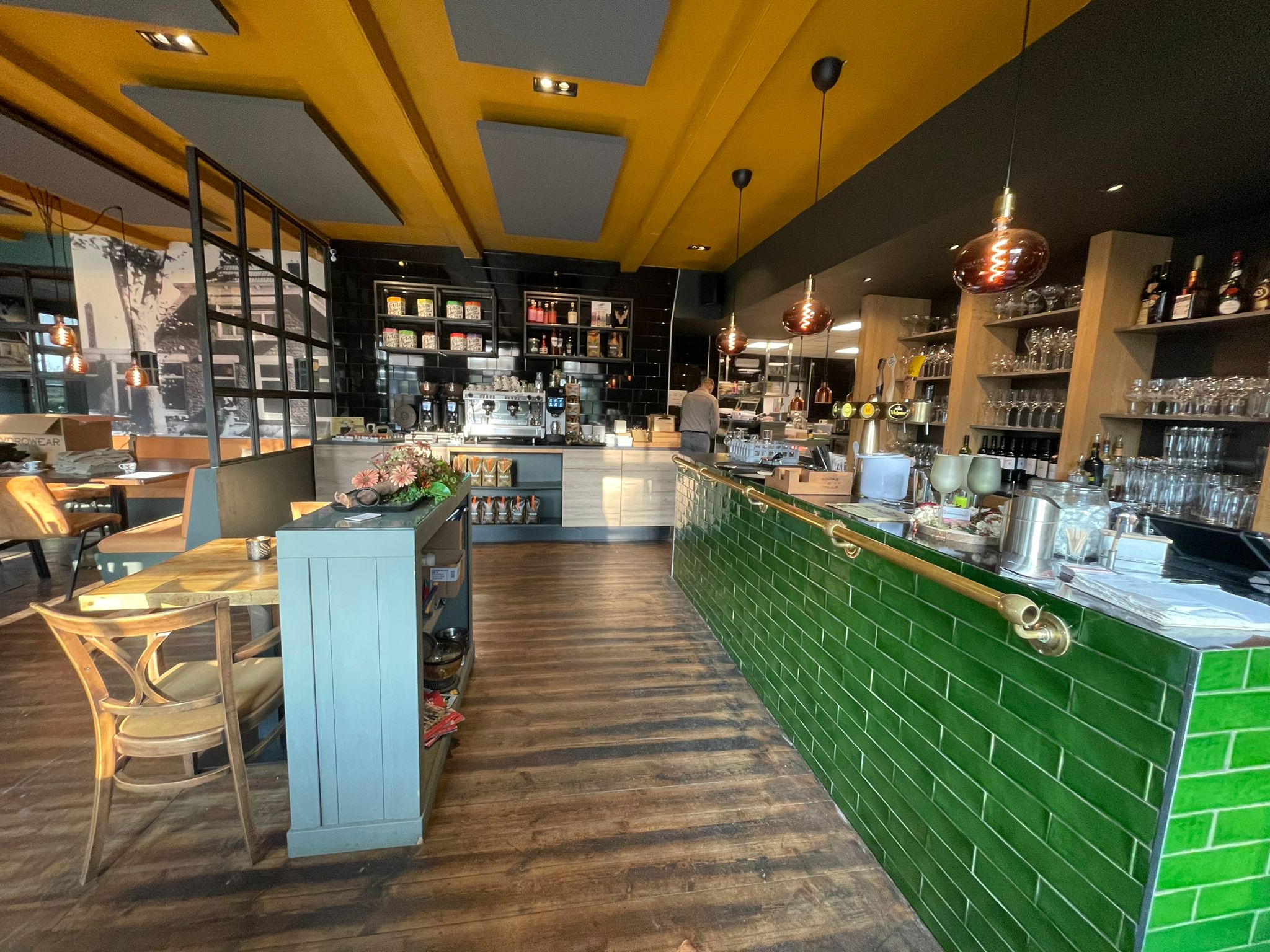 Kleurrijke bar van Brasserie Jachtlust