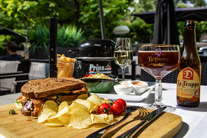 Geniet o.a. van een club sandwich