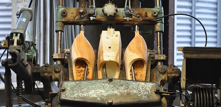 Machinaal klompen maken