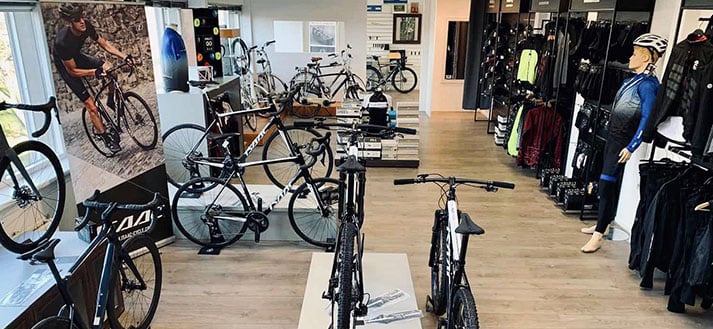 Groot assortiment fietsen en accessoires