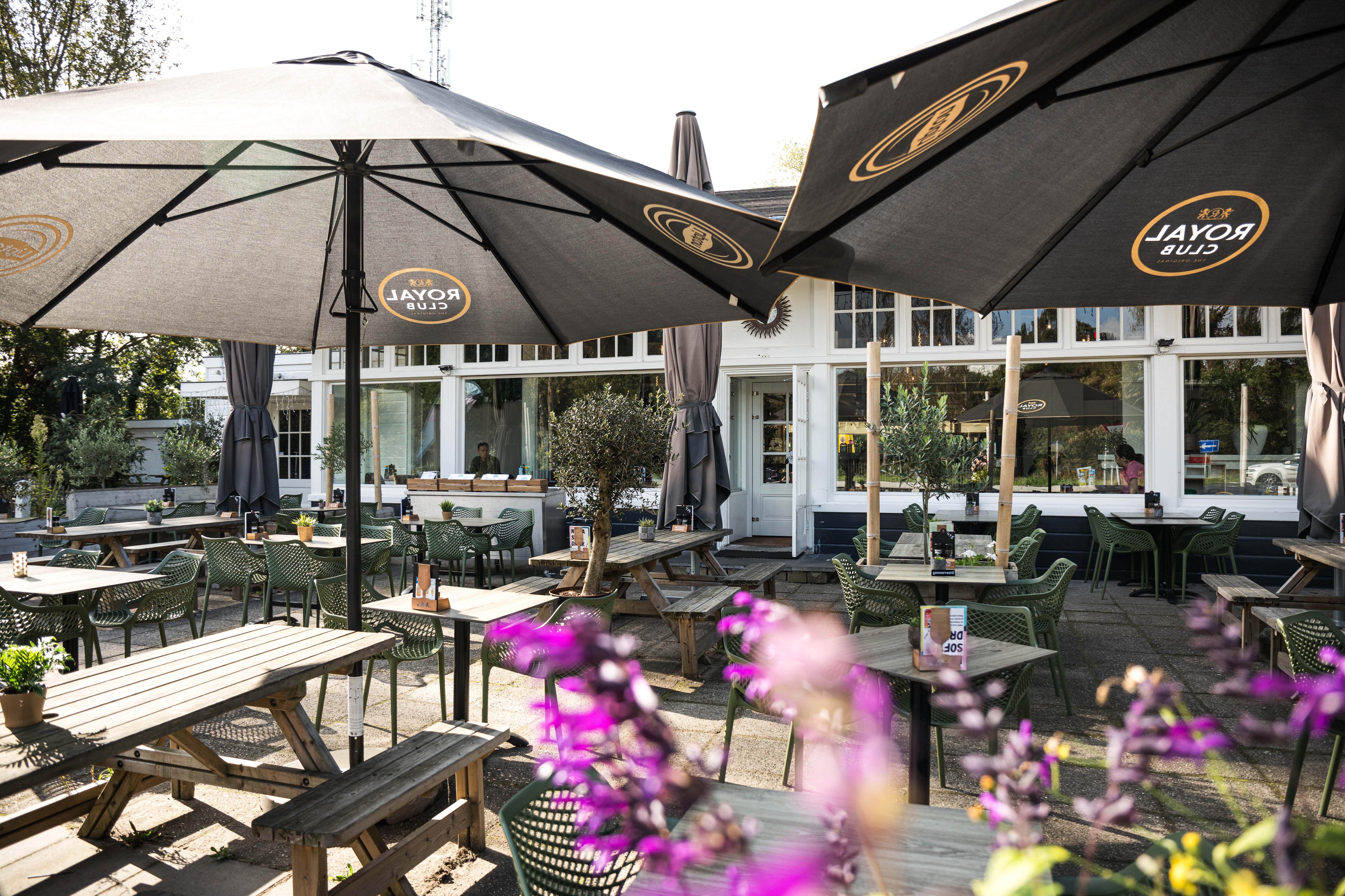 Het zonnige terras van Paviljoen Het Witte Huis