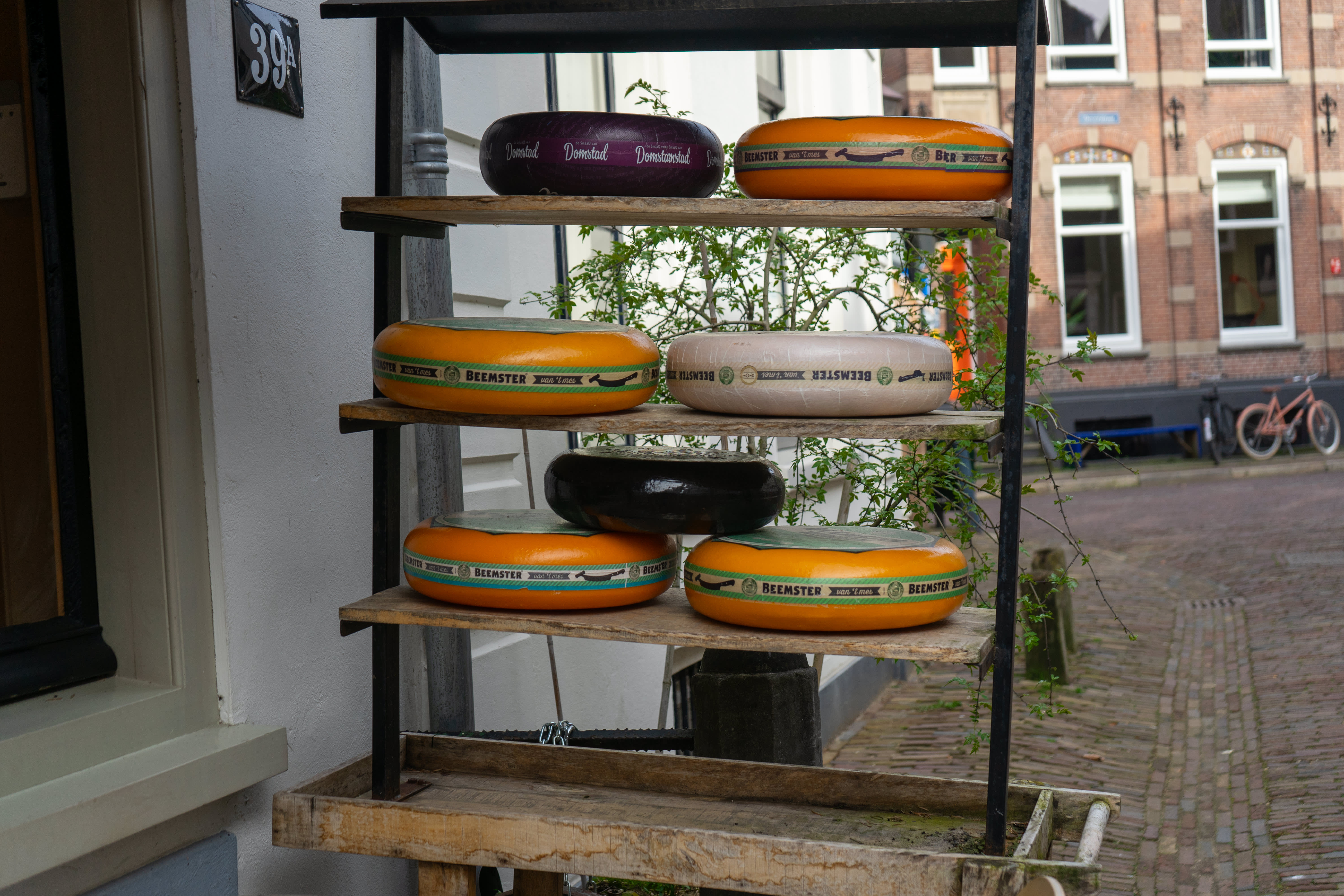 Delicatessenwinkel Plus kaaswielen