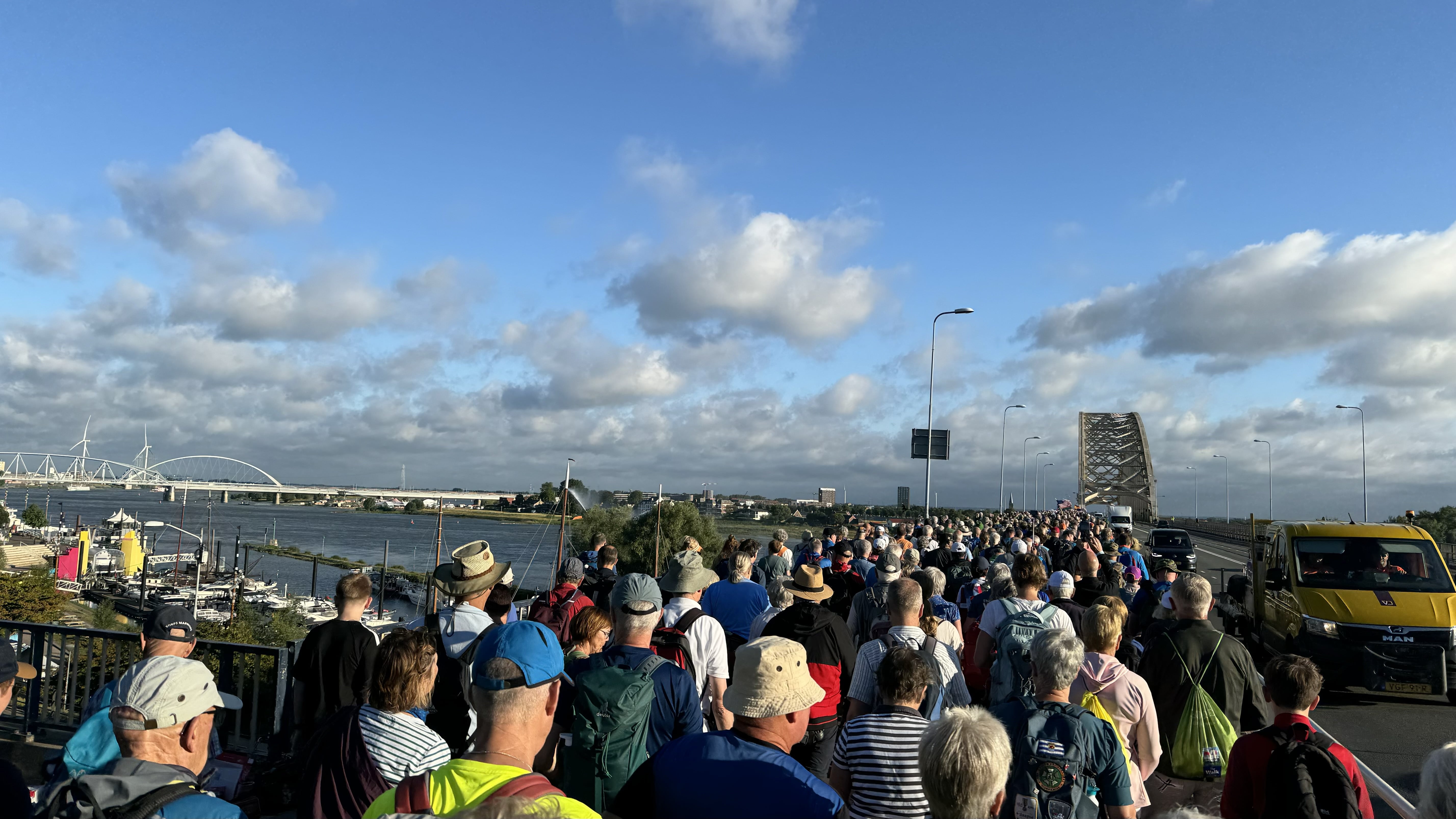 Waalbrug tijdens de Vierdaagse van Nijmegen