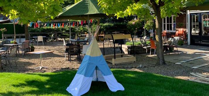 Voor de kids is er eenspeeltuin