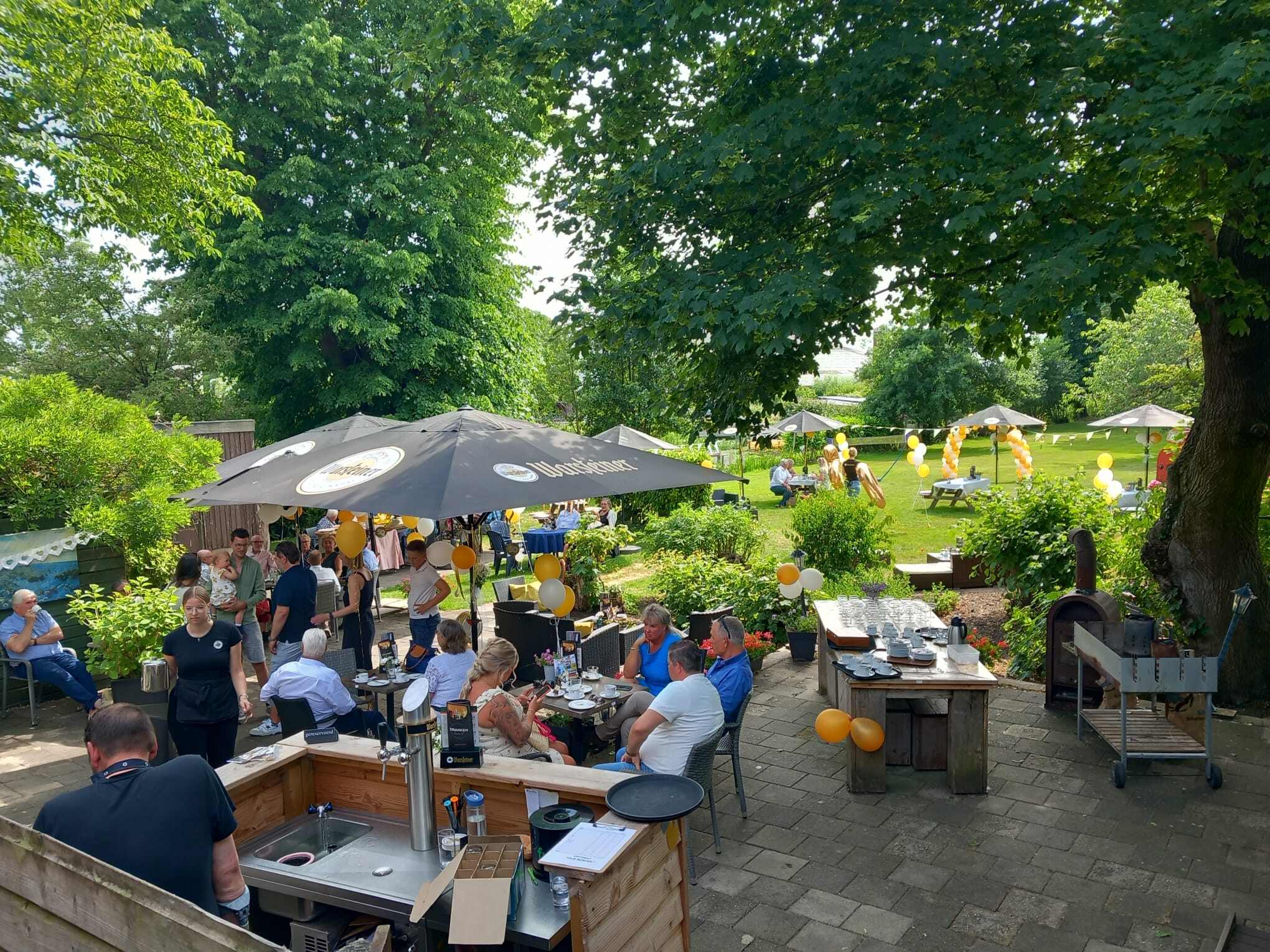 Het terras van Restaurant Old School