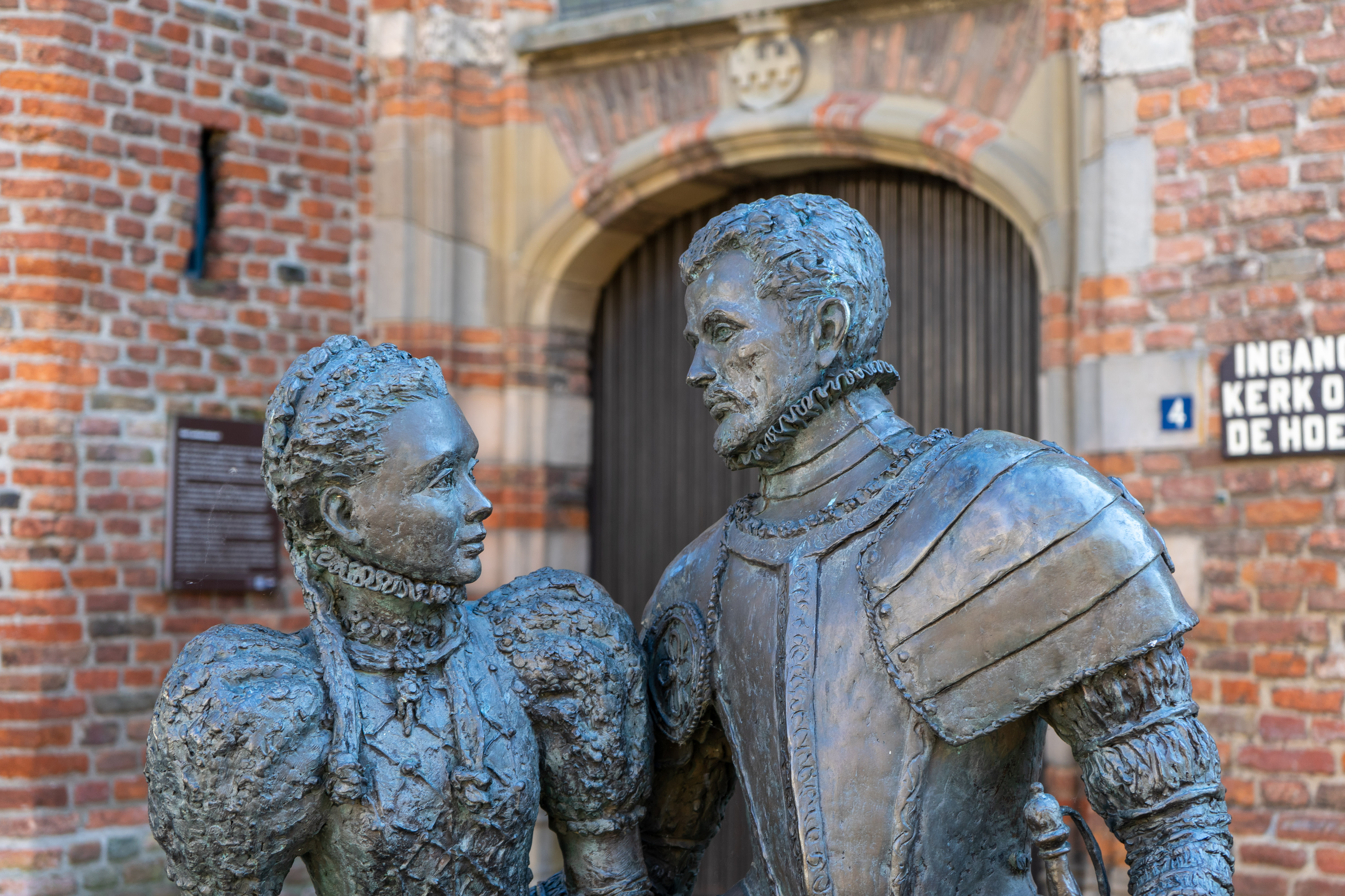 Het jonge paar in brons