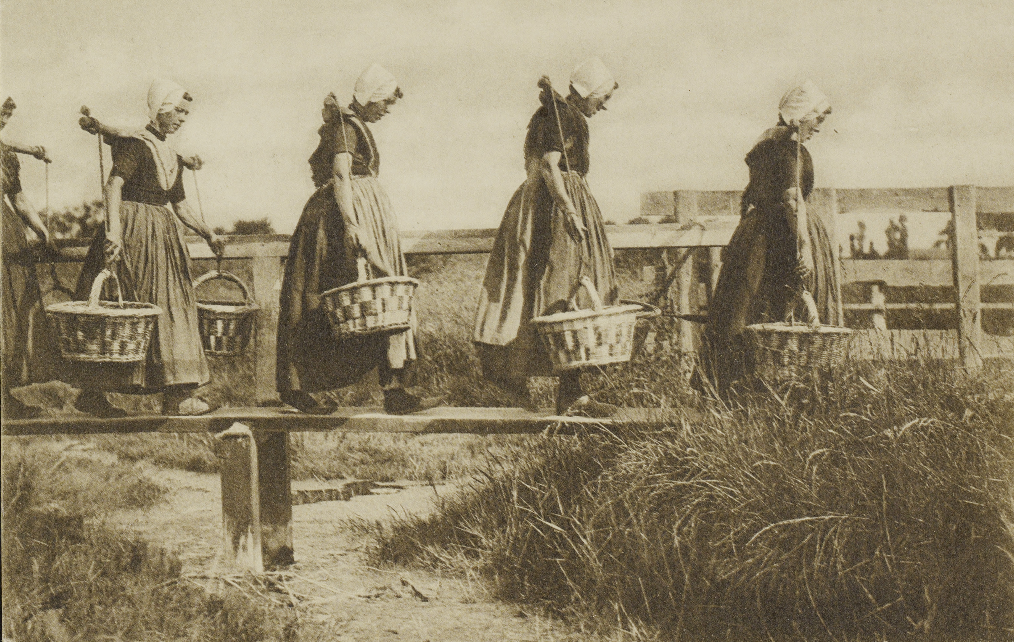 Visleursters in klederdracht, ca. 1900