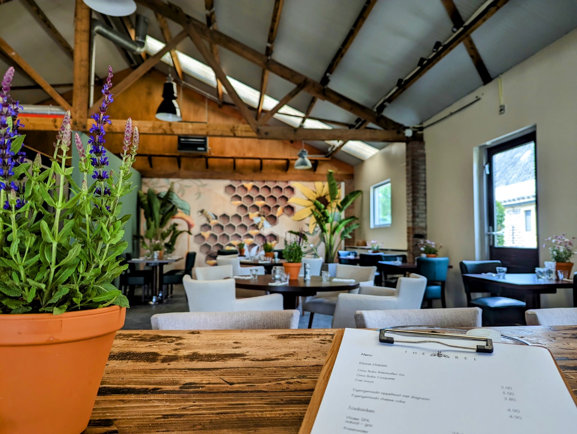 Café The Bee in Opperdoes