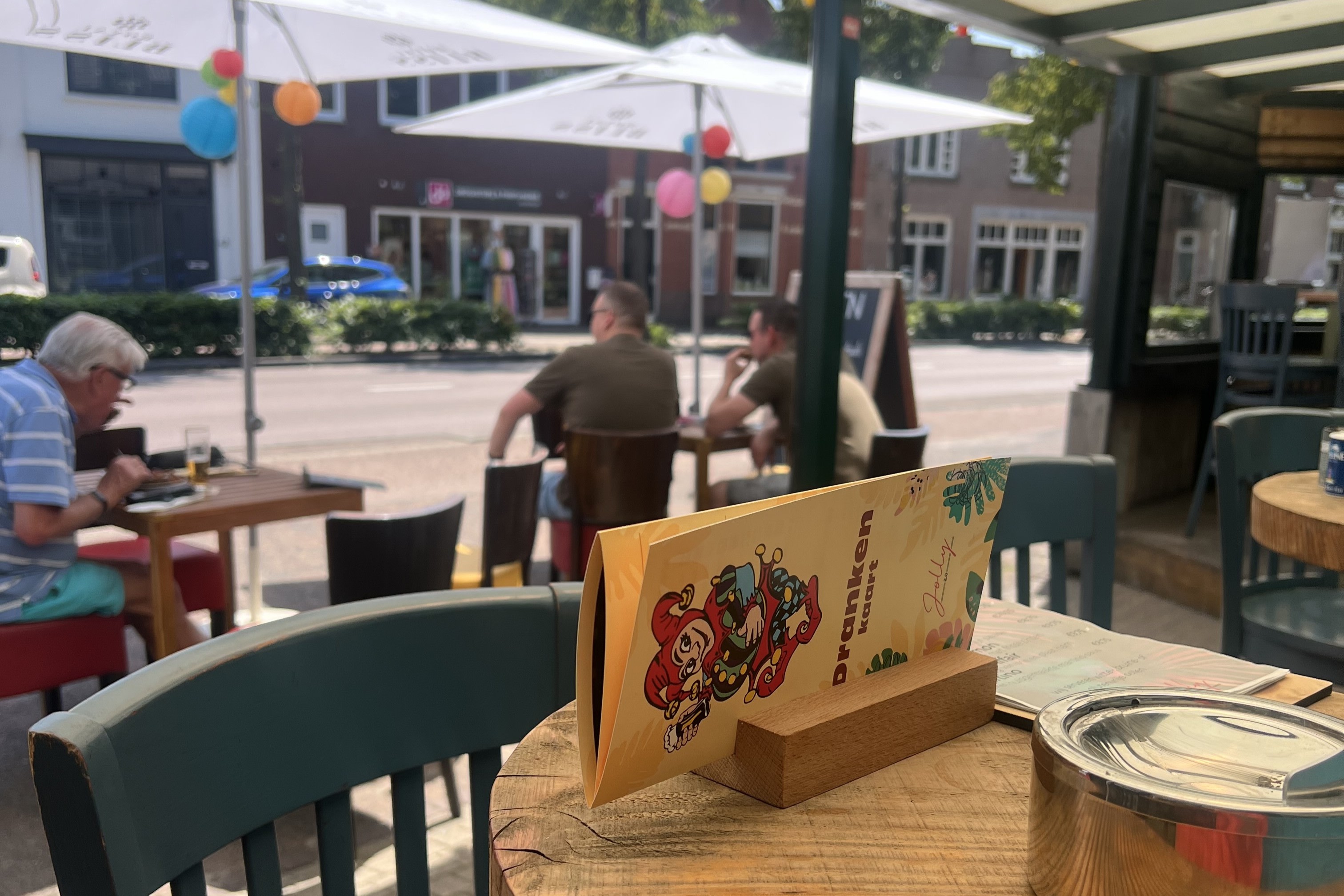 Het gezellige terras van Eetcafé Jolly 2.0