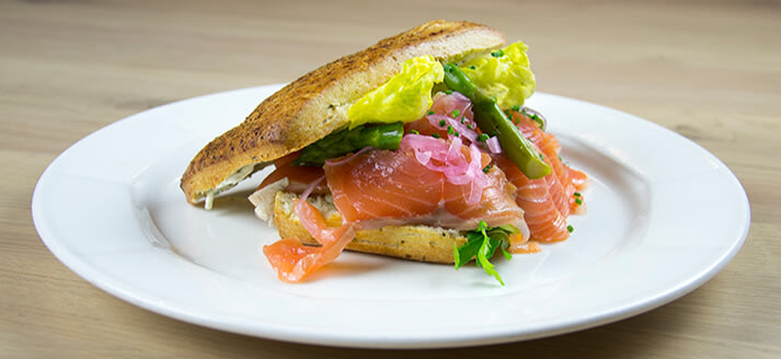 Foccacia met huisgerookte zalm voor de lunch