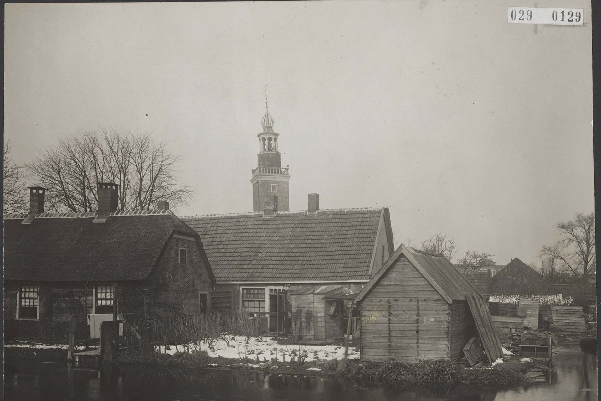 Reghthuystoren steekt boven het dorp uit