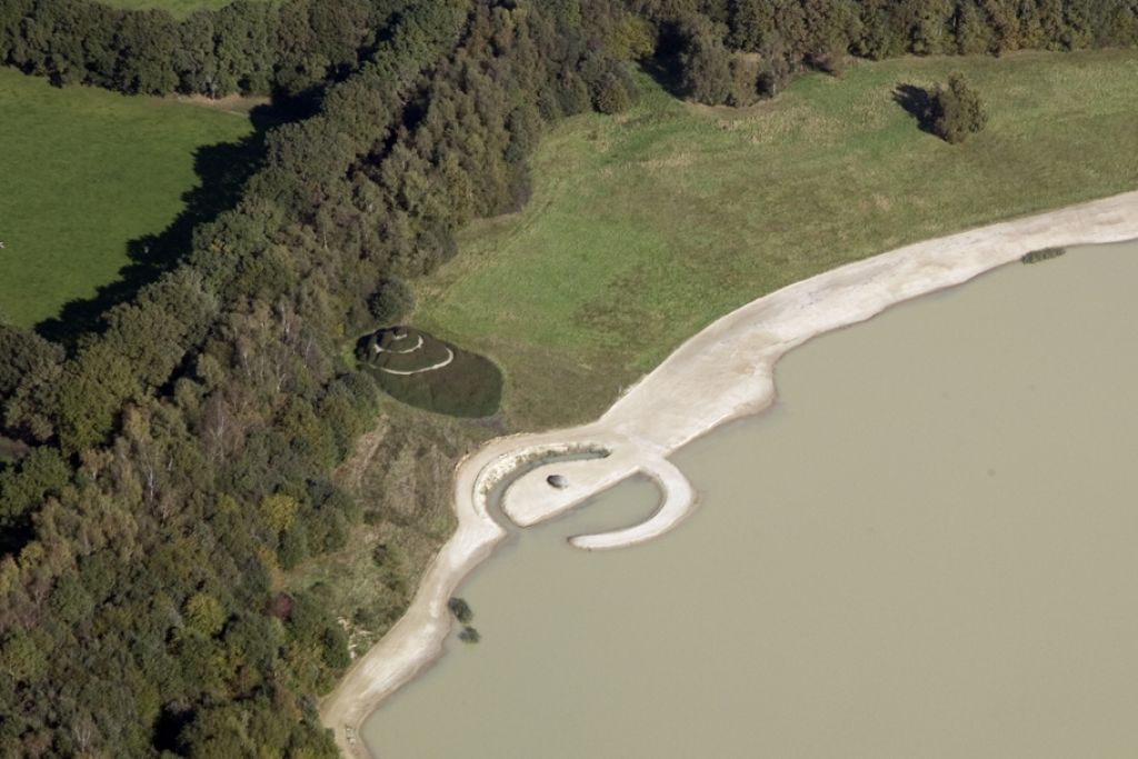 Land-art Broken Circle / Spiral Hill - Robert Smithson, Broken Circle/Spiral Hill (1971) © Holt/Smithson Foundation, Licensed by VAGA at ARS, New York