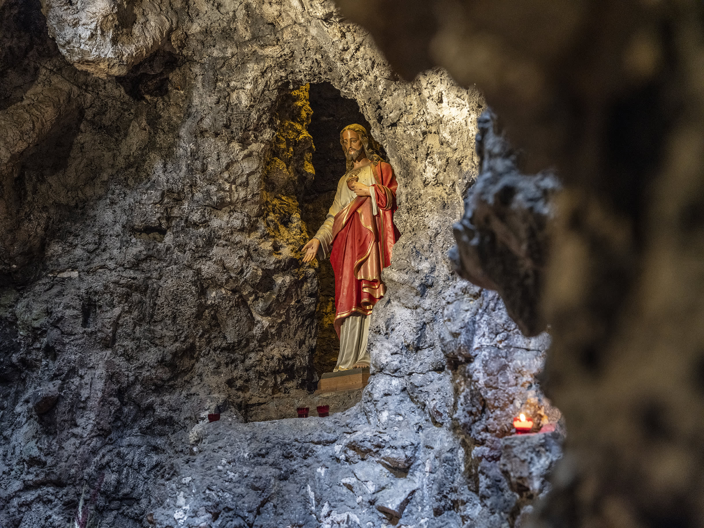 Kijk binnen in de Mariagrot