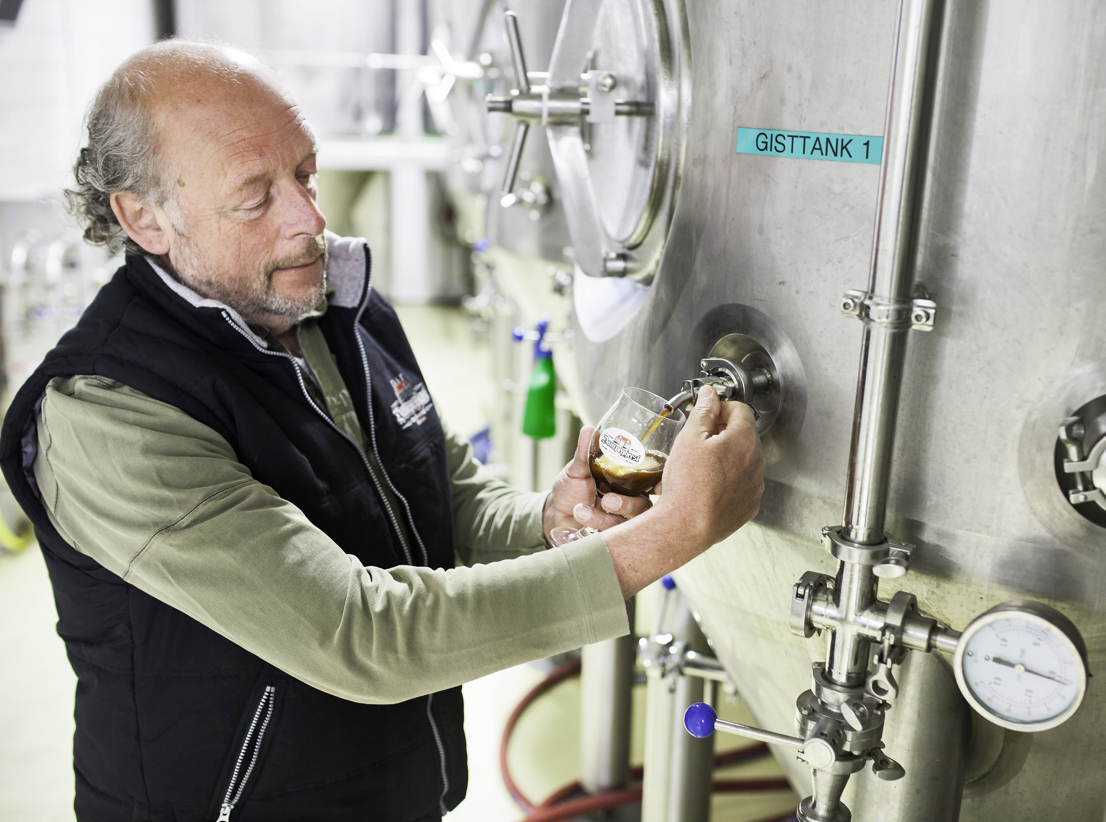 Kees Koot aan het brouwen