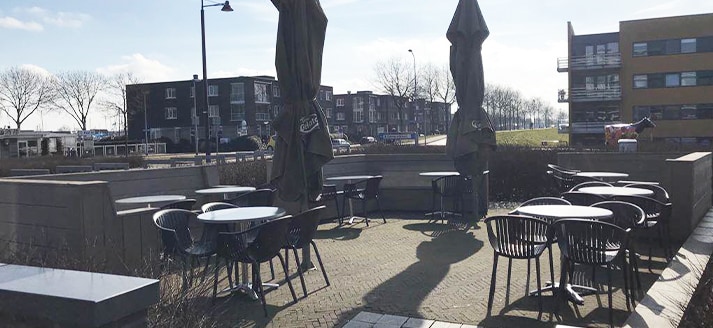 Lekker genieten op het zonnige terras bij Gebo Gelato Zeewolde