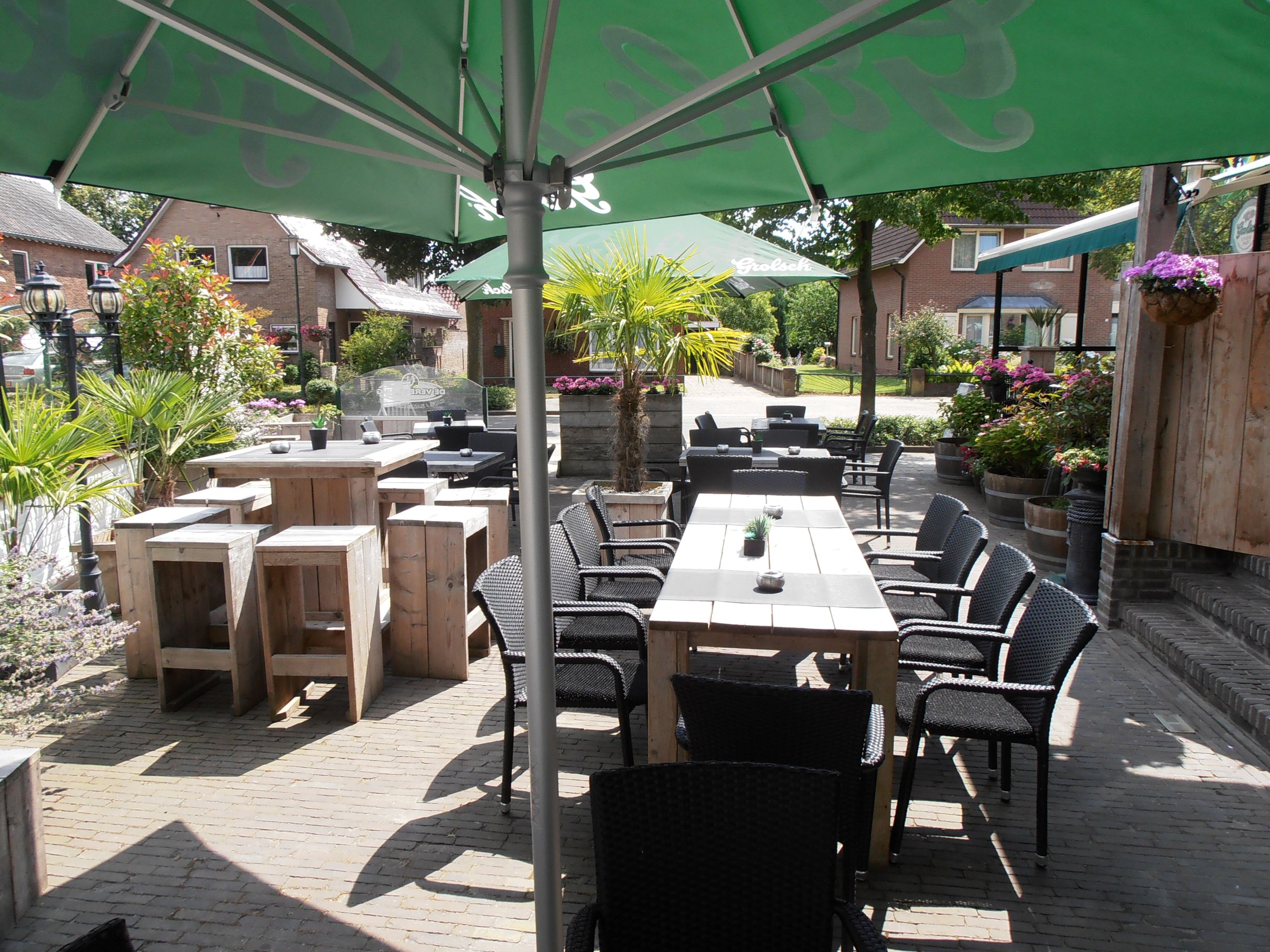Op het zonnige terras van Café en zalencentrum de Vereeniging