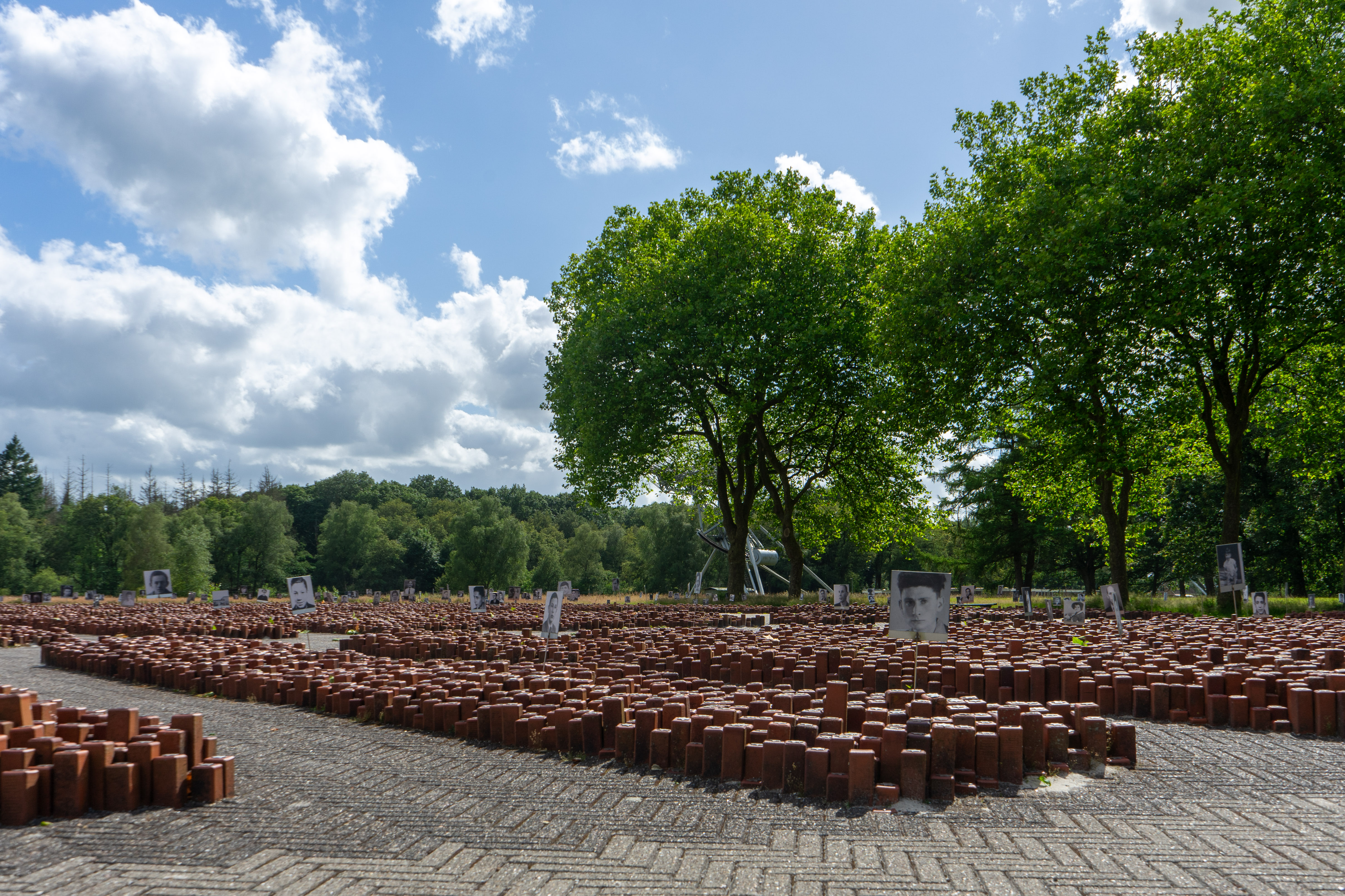 De symbolische 102.000 stenen 