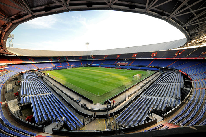 De Kuip met voetbalveld