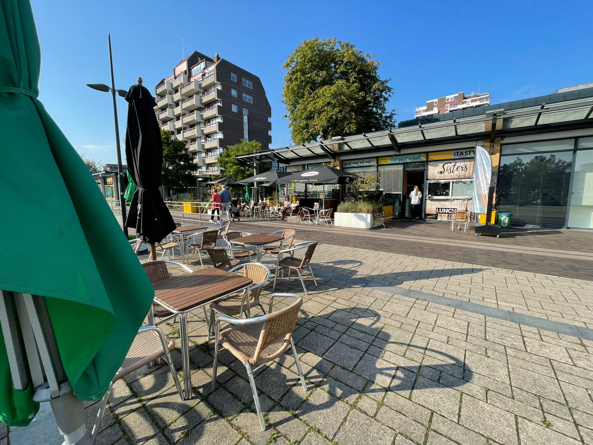 Gezellige terras van Lunchcafé Sisters