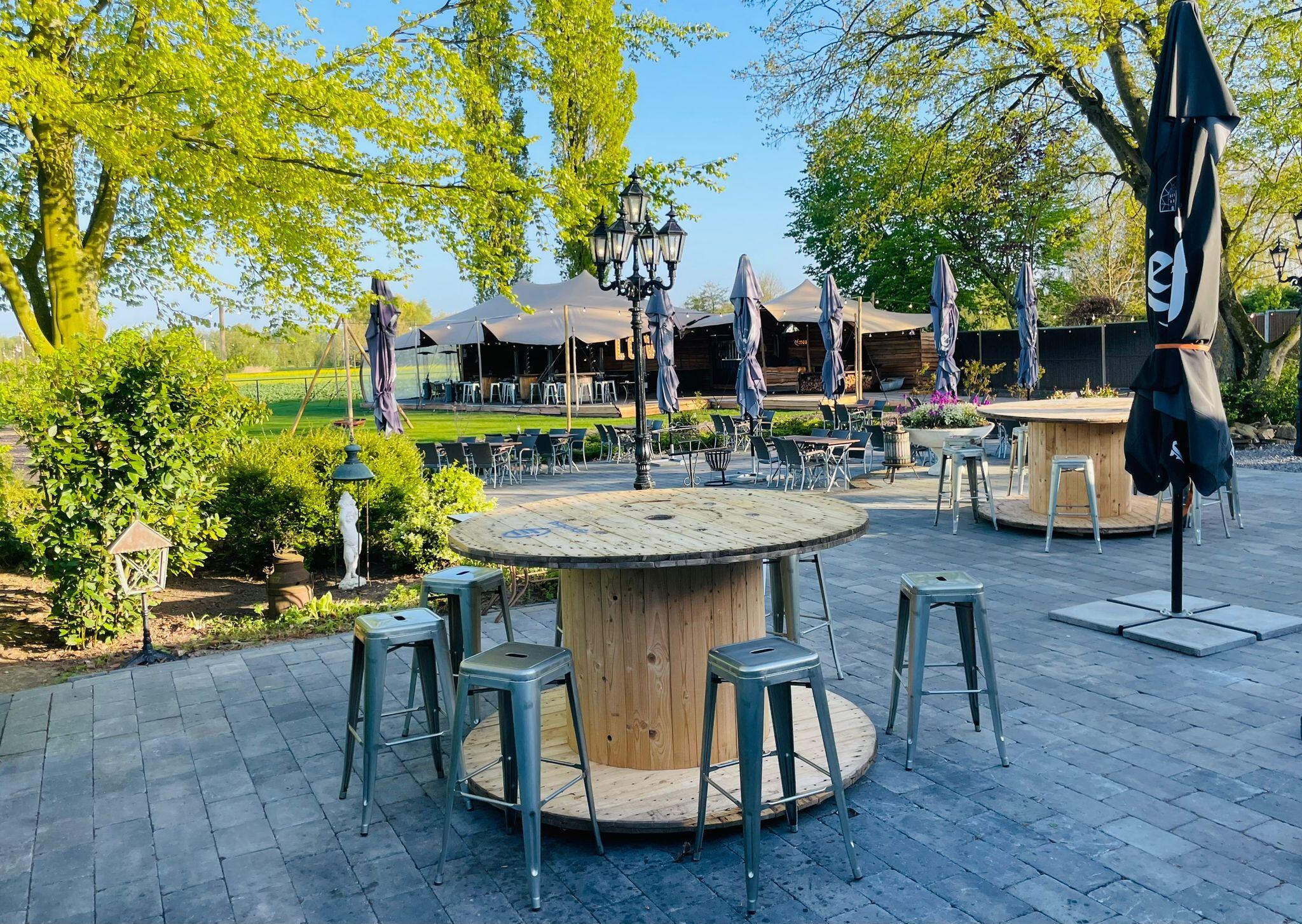 Gezellige statafels bij Brasserie De Laegt