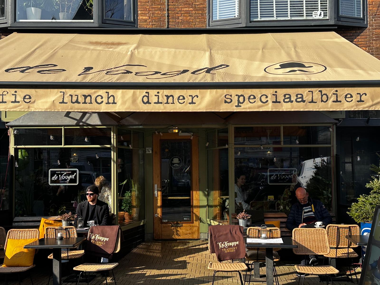 Het zonnige terras van Eetcafé de Voogd