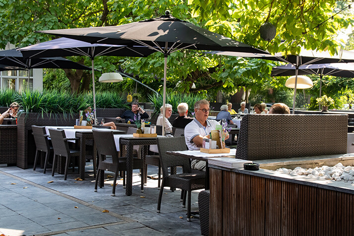 Het terras van Van der Valk