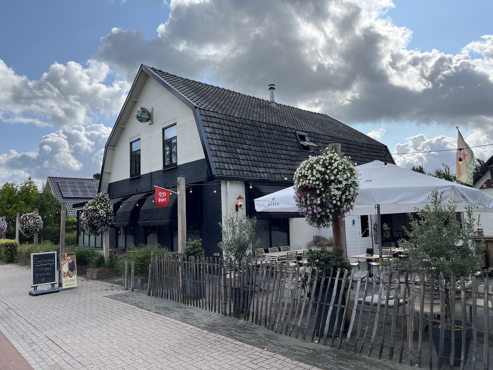 Eetcafé in hartje Kootwijkerbroek