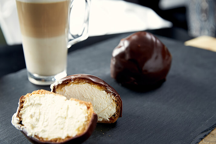 Een heerlijke Bossche Bol bij de koffie