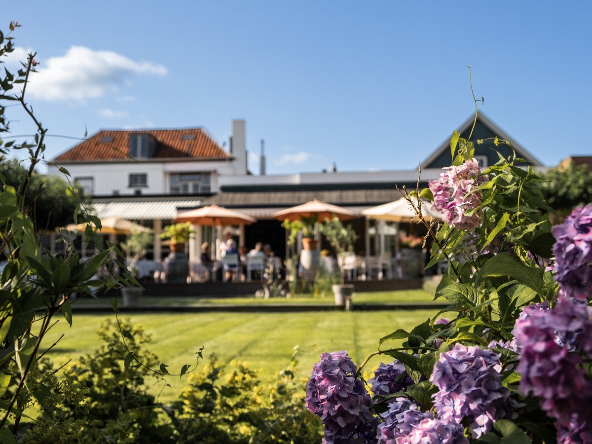 Met mooi weer op het terras van Hotel Restaurant Bakker