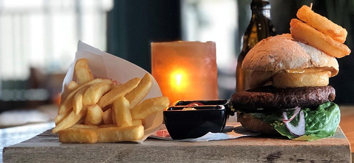 Moeke Enschede frietje met hamburger