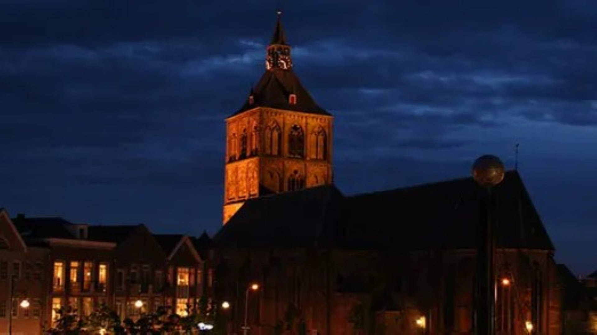 Sint Plechelmusbasiliek by night