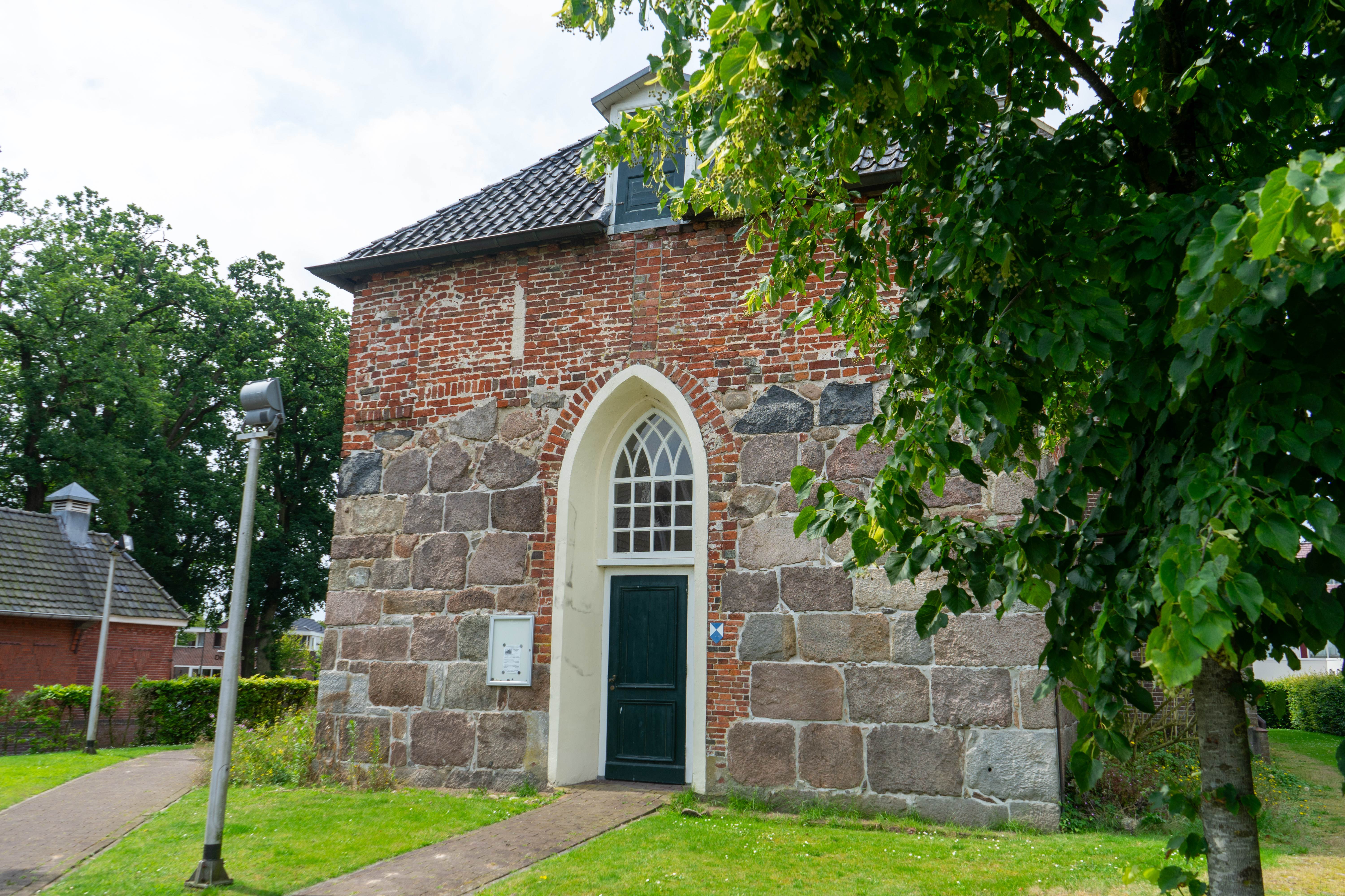 N.H. Kerk Odoorn van bijzondere keien