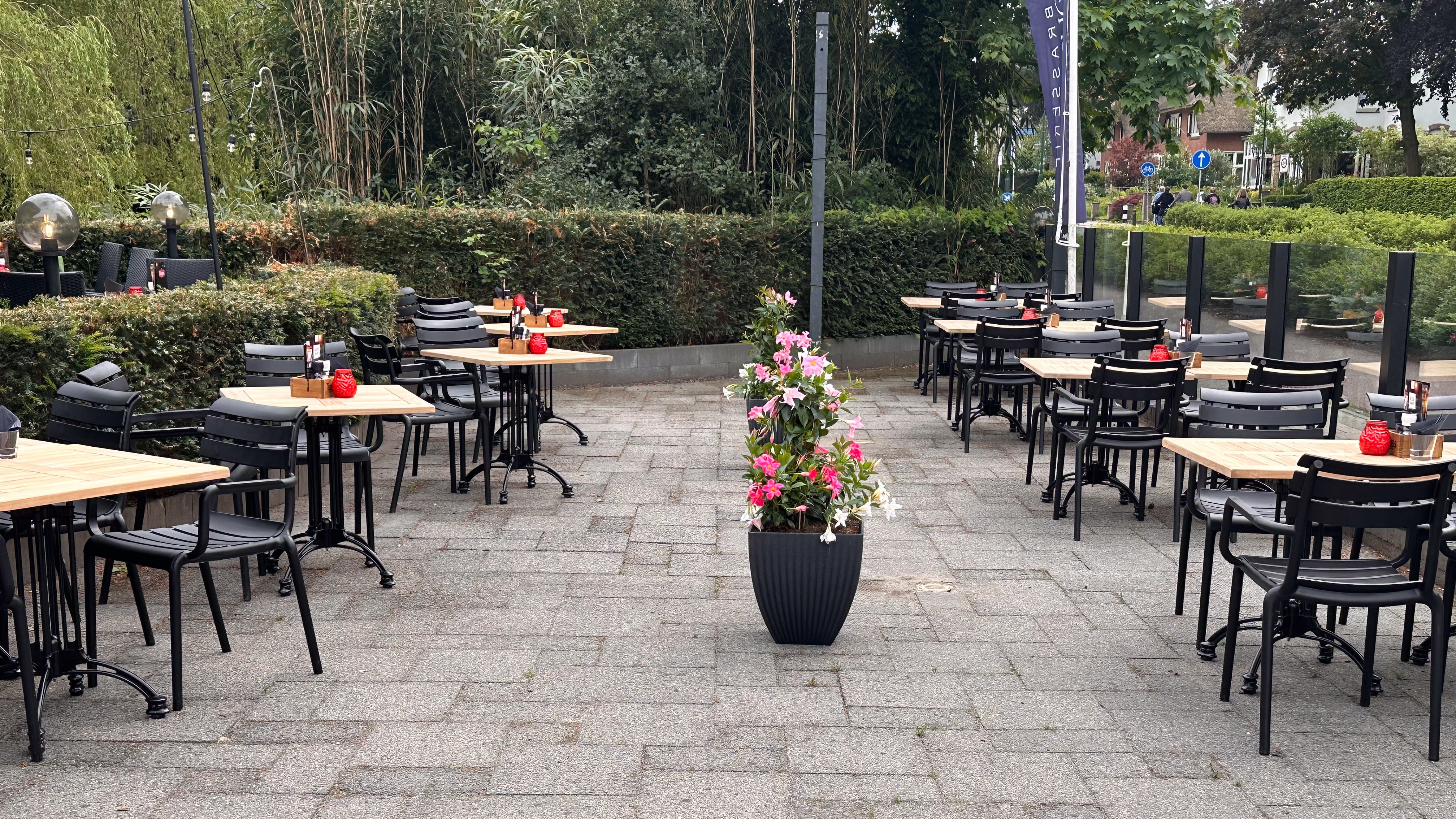 Zonnig en bloemrijk terras van Brasserie de Troubadour