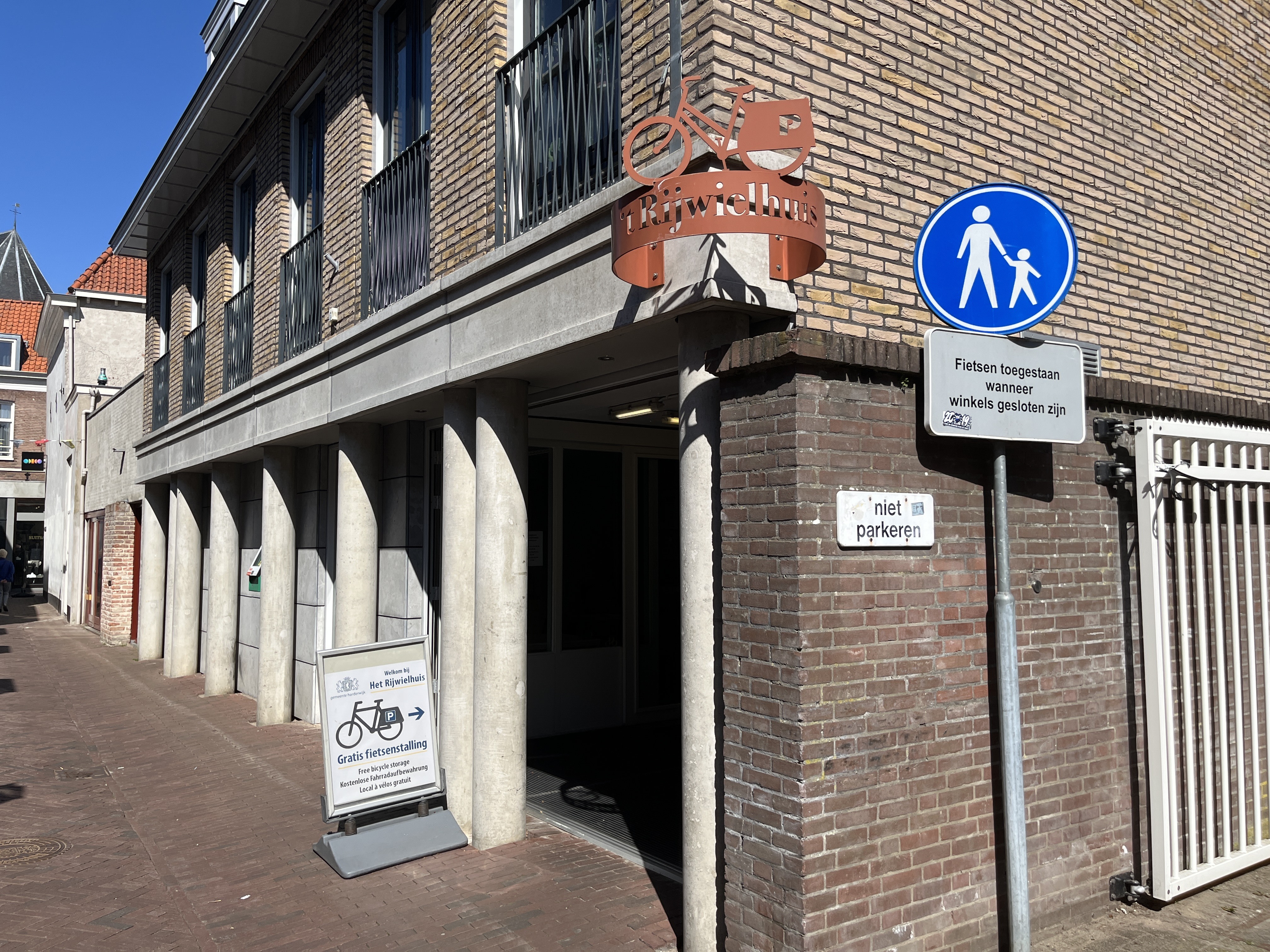 Gratis en bewaakte fietstenstalling