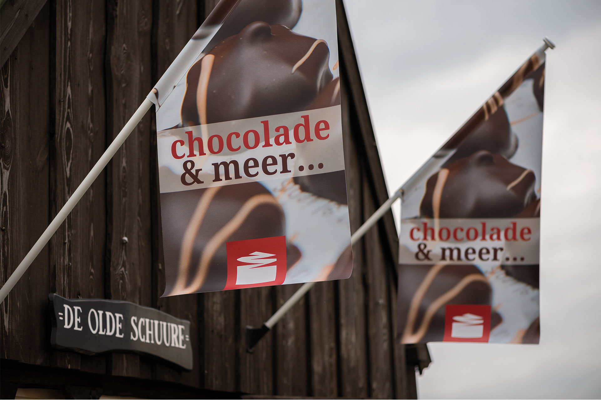 Welkomstvlaggen aan de schuur