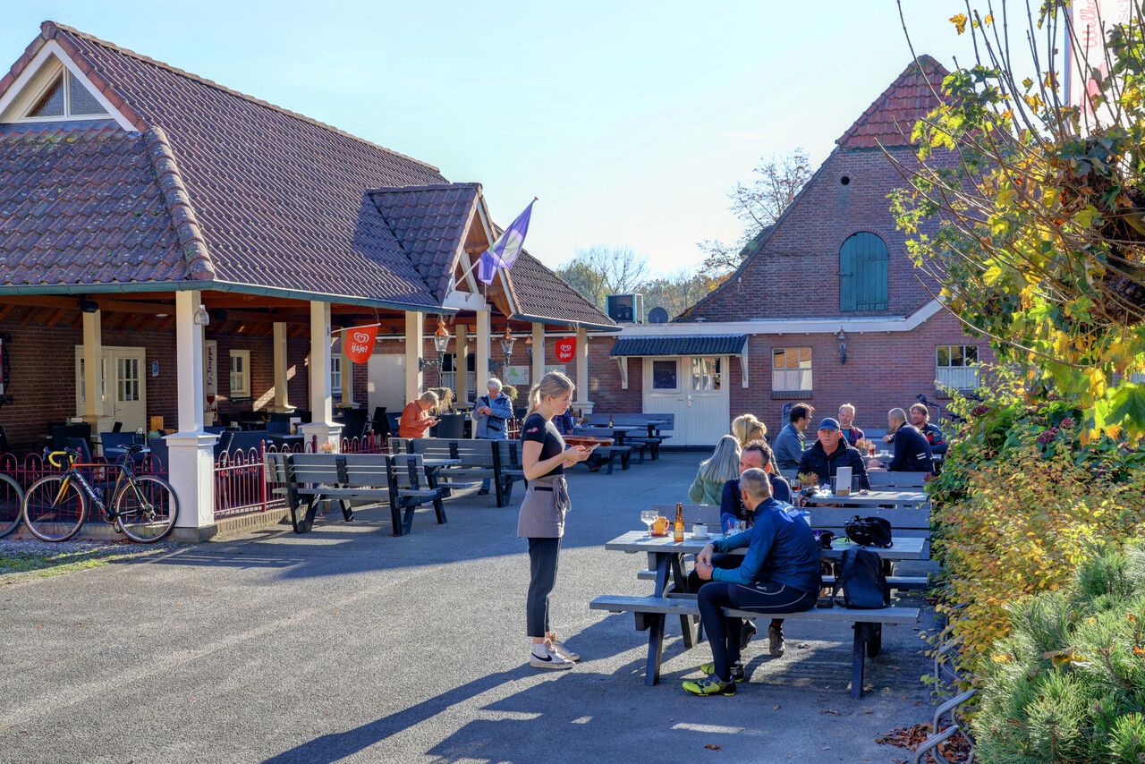 Het gezellige terras van Lunchroom De Vresselse Hut