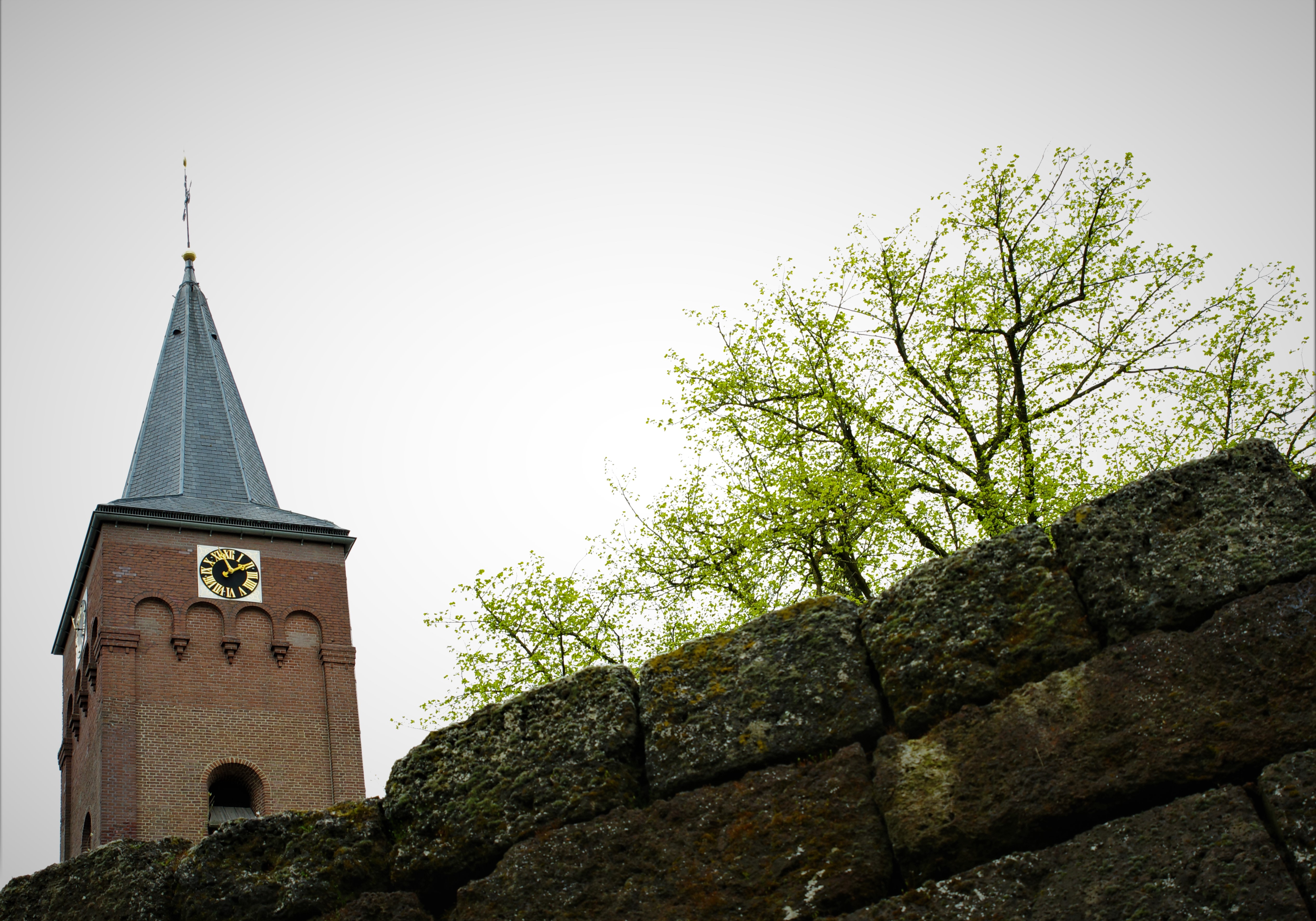 Mooie kerktoren van de Stephanuskerk