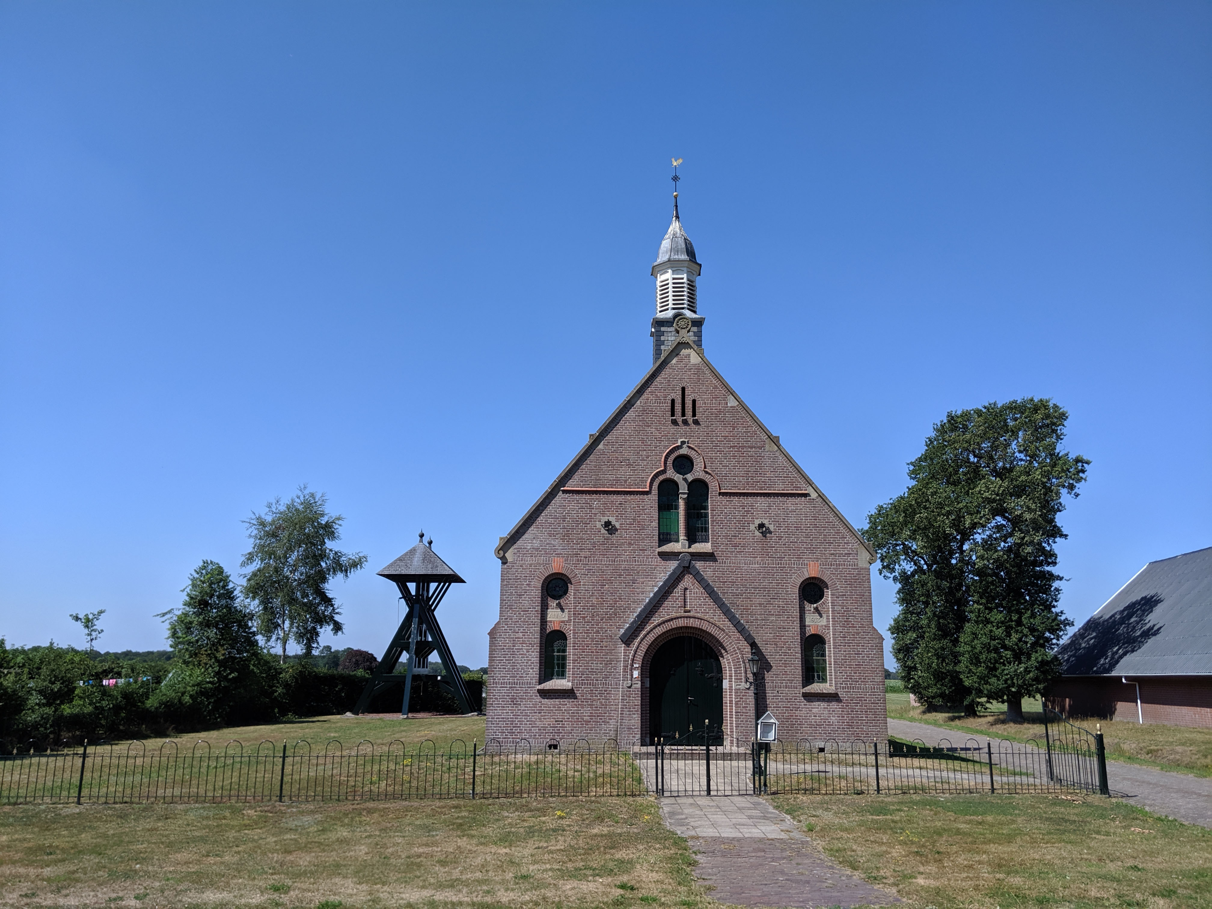 Dorpskerk Elsloo met klokkenstoel