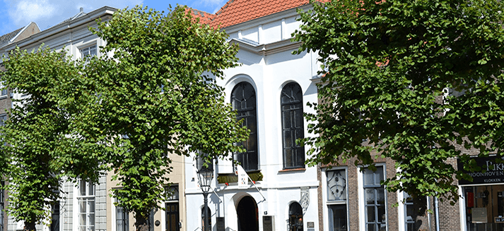 Voorgevel zilvergalerie Edelambachtshuys, voormalig synagoge