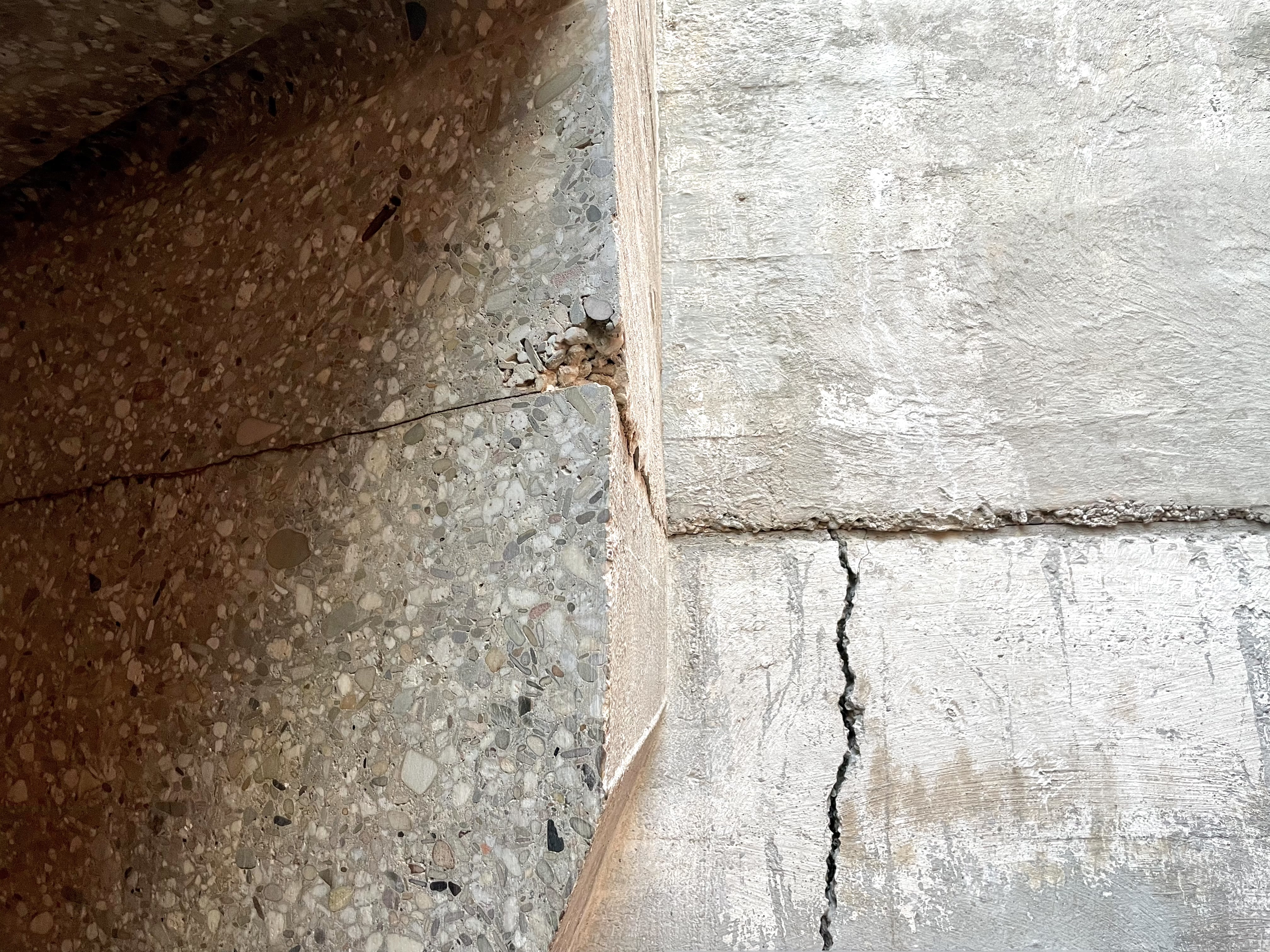 Sporen van de dikke fortmuren zijn hier en daar nog zichtbaar.