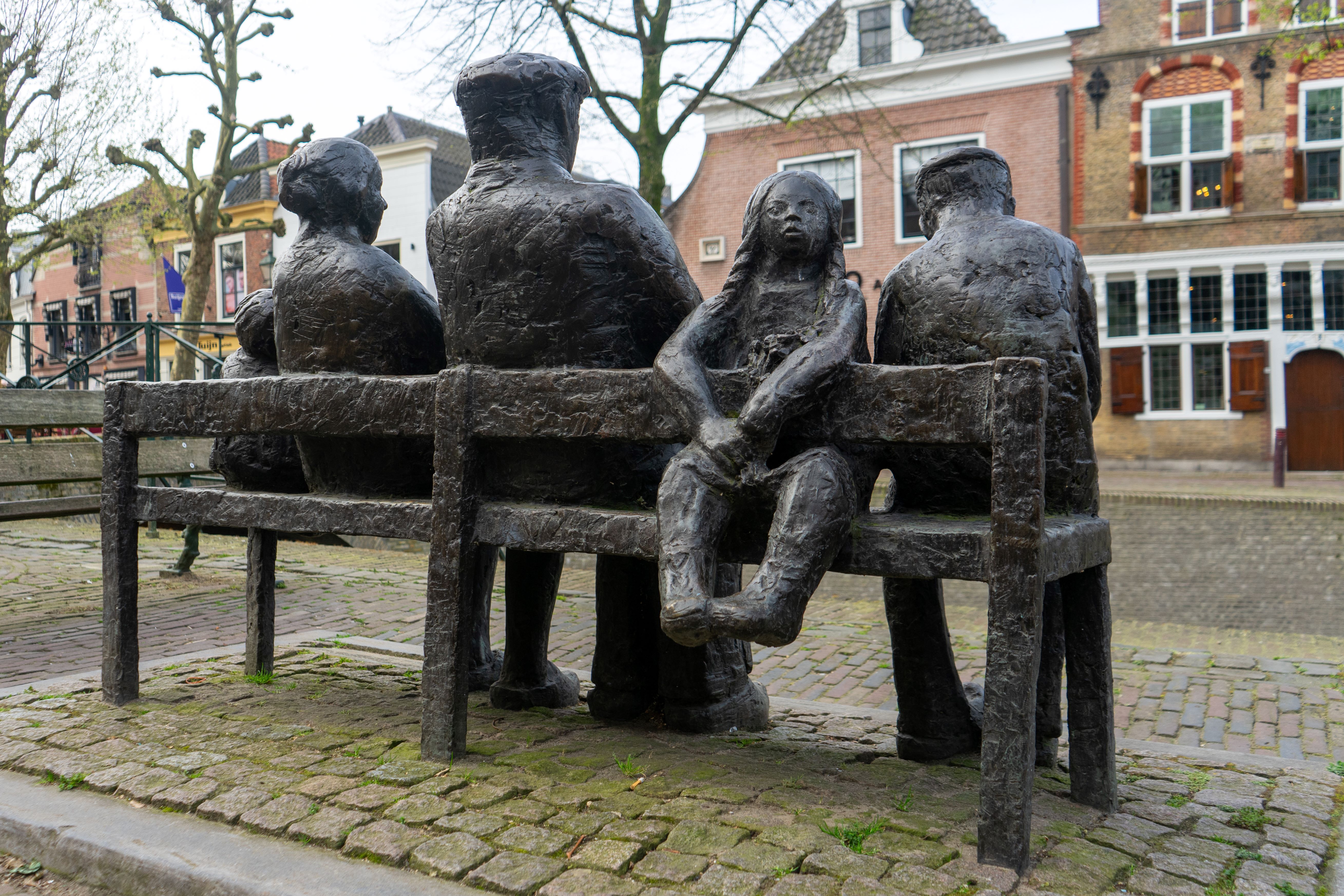 Beeld boerenfamilie van de achterkant