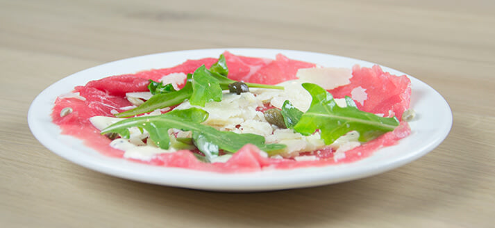 Rundercarpaccio met turffelmayonaise, parmezaan en rucola
