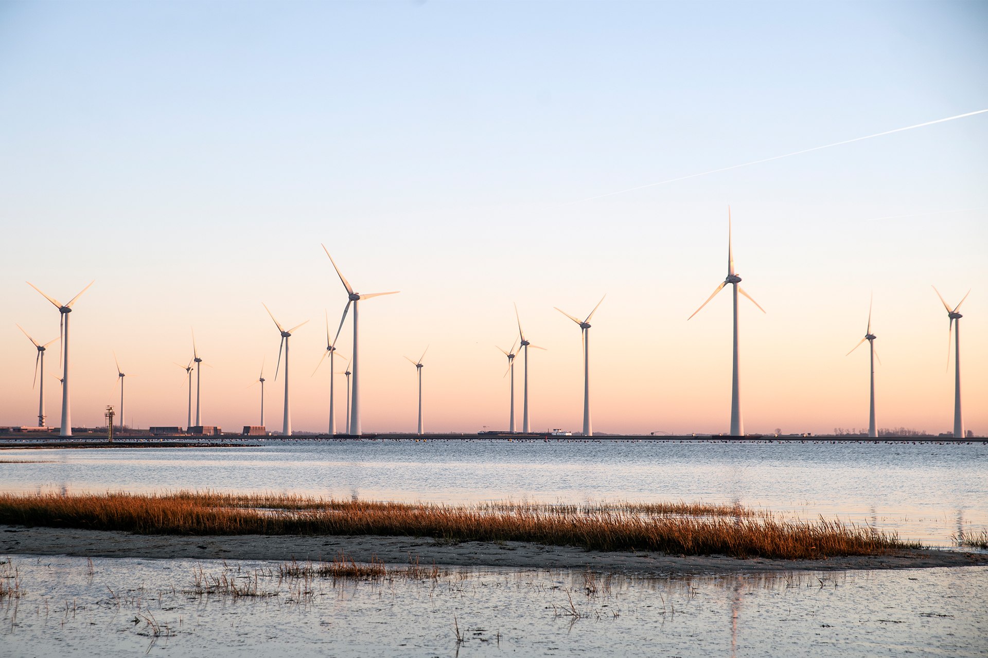 Zonsondergang bij Windpark Krammer - ©Hans Villerius