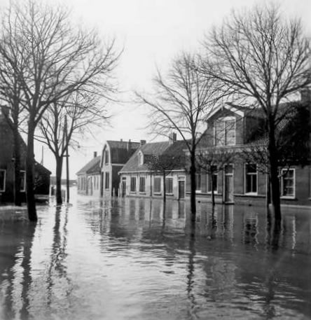 Huizen onder water in Serooskerke