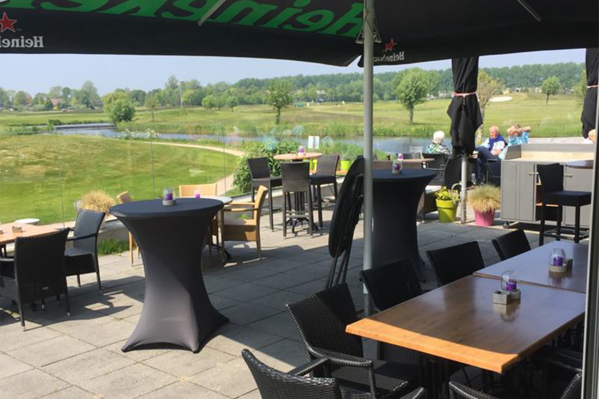 Terras met uitzicht op de Golfbaan Heiloo