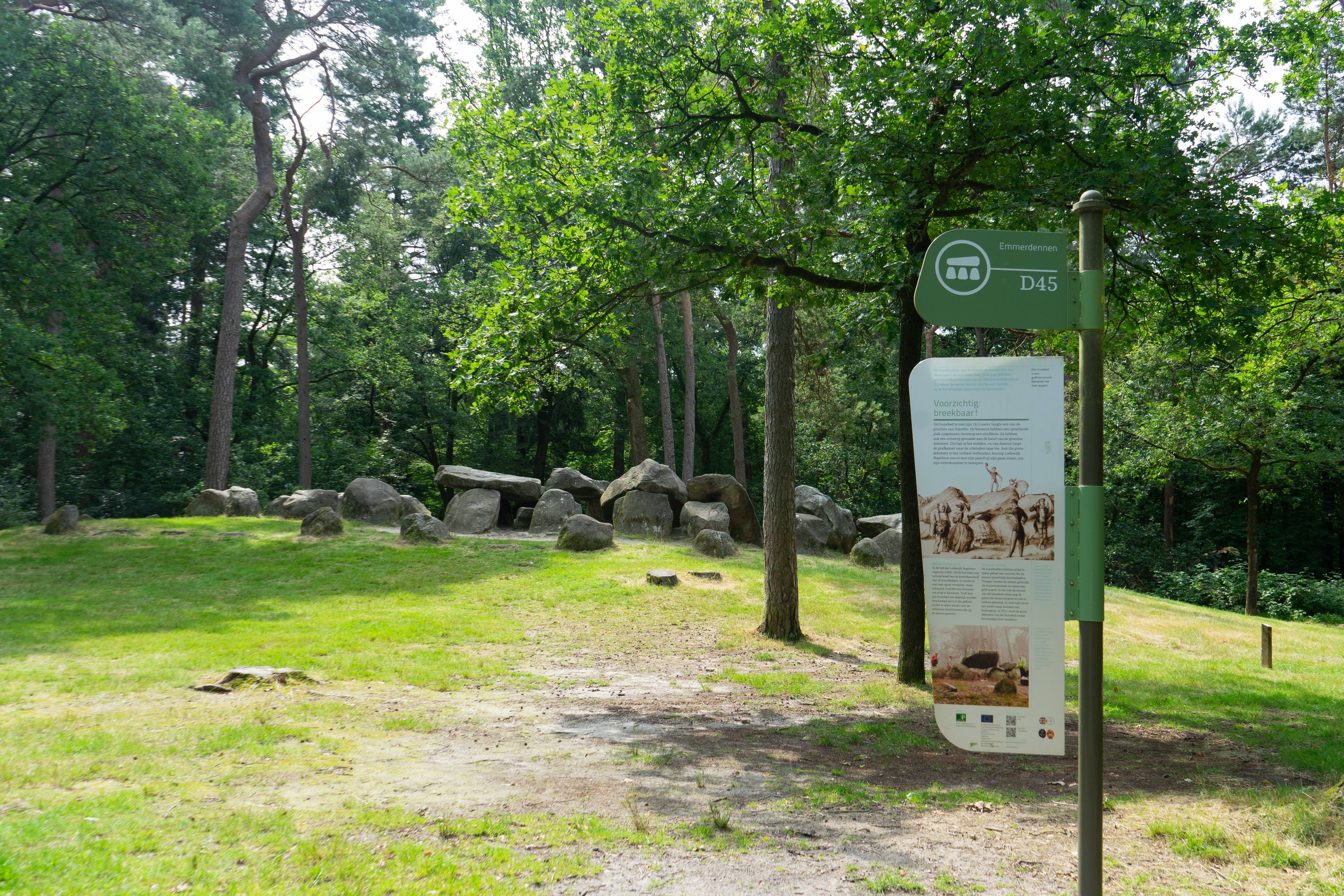 Hunebed D45 informatiezuil