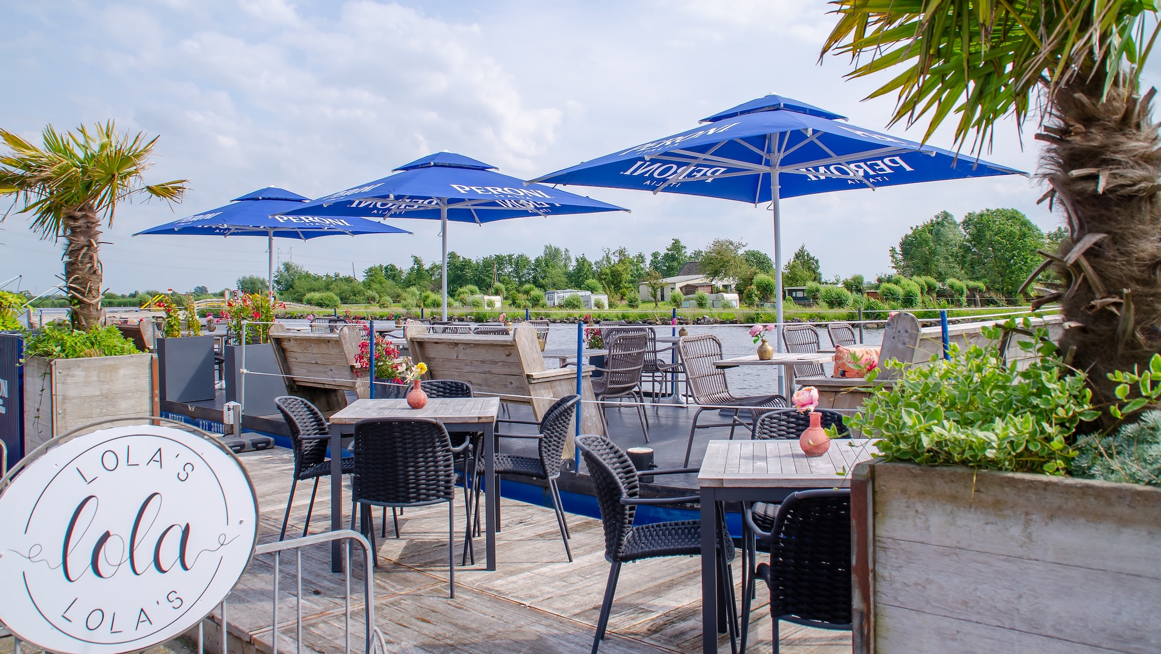 Terras aan het water